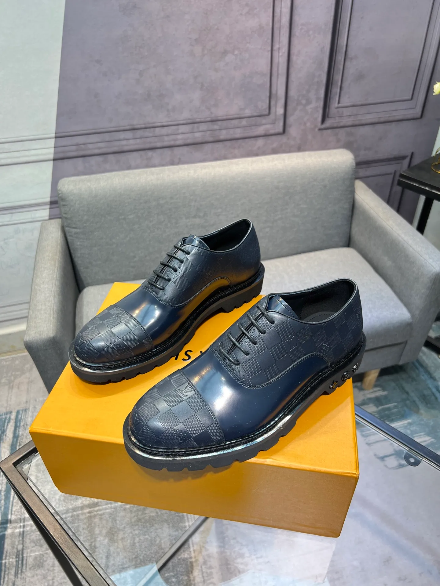 Men's shoes 💰820 [LV] - High-end quality - Upper: 🔝 tumbled cowhide, Nappa cowhide, brand logo sewn on shoe body - Lining: cowhide, foot pads; water-dyed cowhide - Outsole: TPR·rubber foam; two-color molded outsole -Super high quality control·Fine workmanship: highlighted (high-end·luxury·grade) -Size: 39-44 (38 45 can be customized)